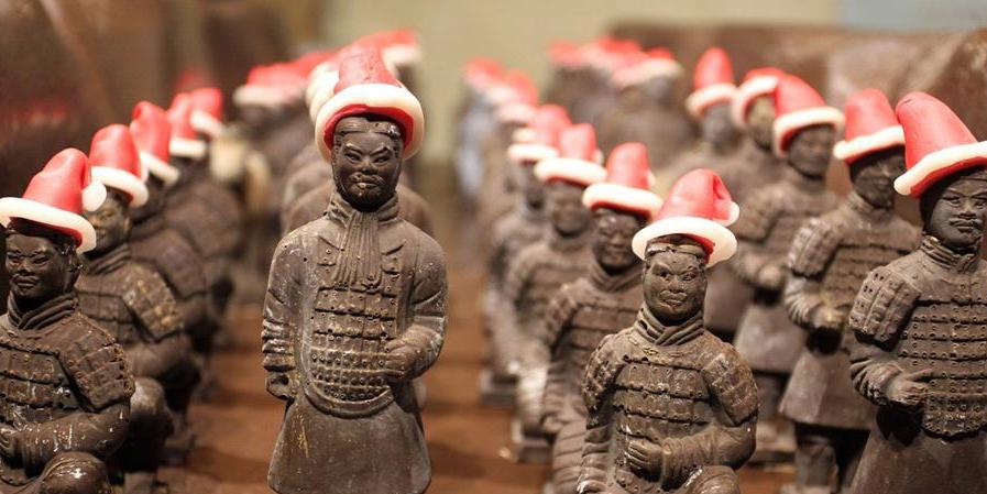 巧克力“兵馬俑”頭戴圣誕帽過洋節 巧克力“兵馬俑”頭戴圣誕帽過洋節