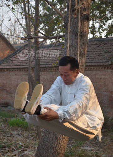 山東武術達人修煉“仙人掛畫”