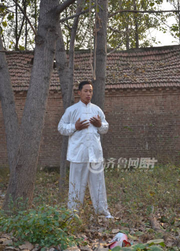 山東武術達人修煉“仙人掛畫”