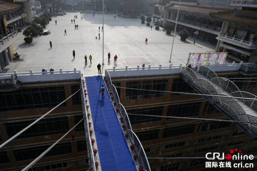 重慶現“最牛”空中連廊 離地68.5米