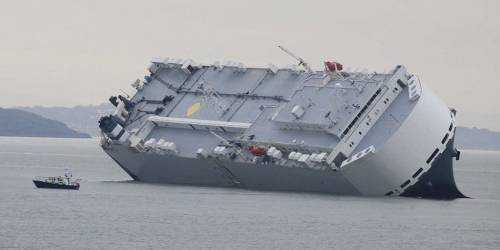 英國大型貨輪撞上堤壩側翻