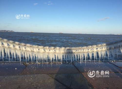 煙臺濱海廣場現冰凌美景 綿延千米