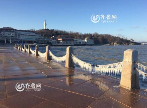 煙臺濱海廣場現冰凌美景 綿延千米