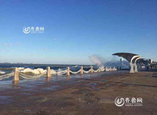 煙臺濱海廣場現冰凌美景 綿延千米