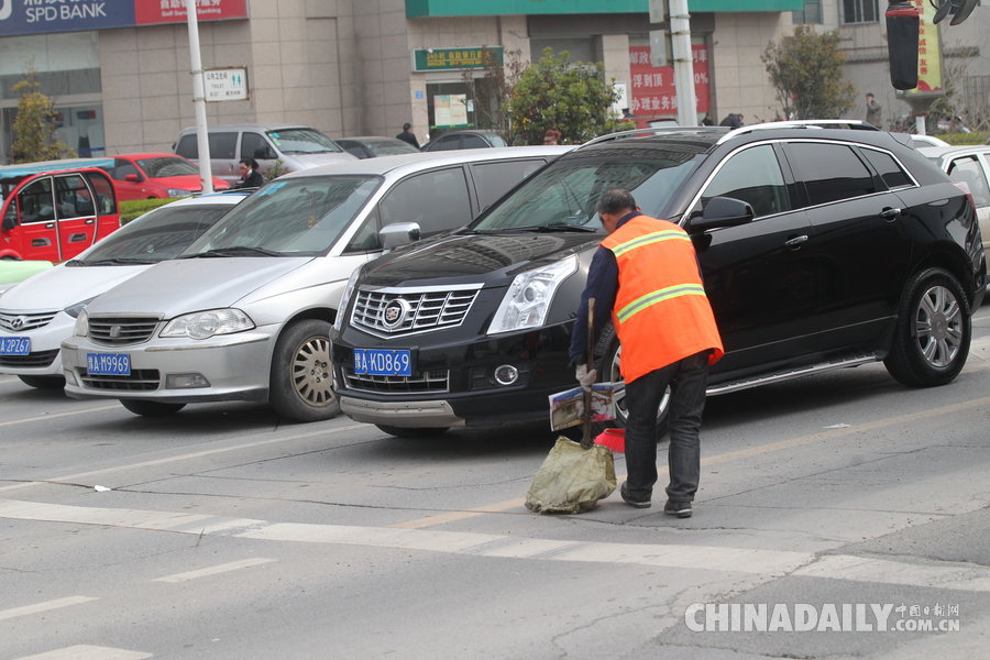 鄭州司機(jī)開(kāi)車(chē)隨手扔煙頭被罰100元