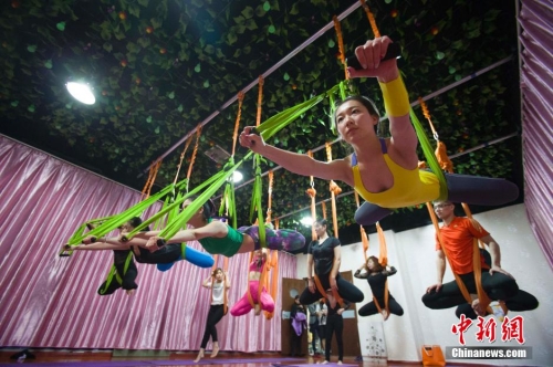 “空中瑜伽”山西太原悄然流行 “空中瑜伽”山西太原悄然流行