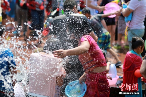 西雙版納萬(wàn)人歡度潑水節(jié)