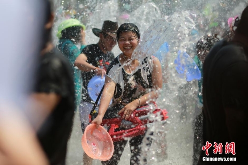 西雙版納萬(wàn)人歡度潑水節(jié)
