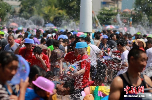 西雙版納萬(wàn)人歡度潑水節(jié)
