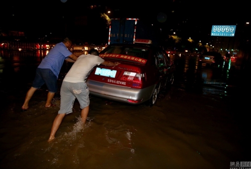 廣州多地出現水浸堵車 廣州多地出現水浸堵車
