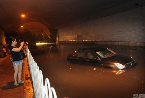 廣州多地出現水浸堵車 廣州多地出現水浸堵車