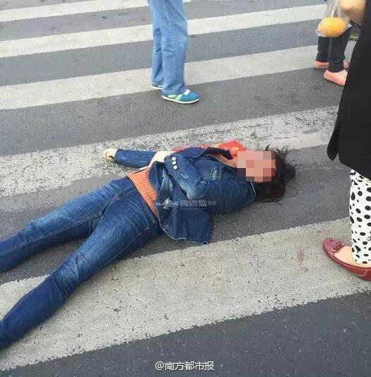 女子過路闖紅燈遭協管員鐵錘爆頭