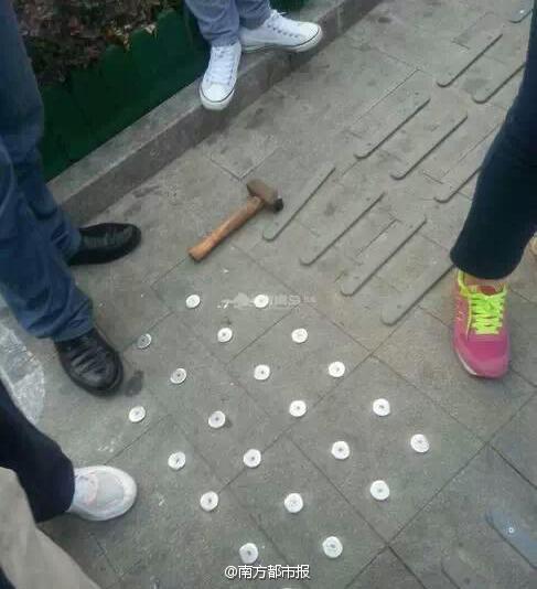 女子過路闖紅燈遭協管員鐵錘爆頭