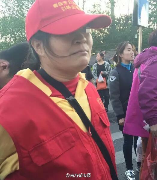 女子過路闖紅燈遭協管員鐵錘爆頭