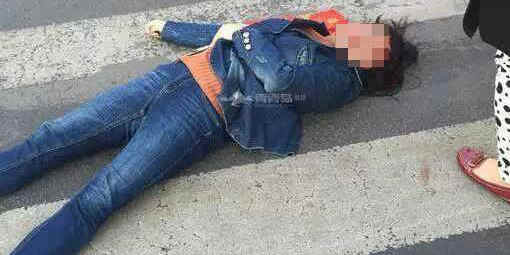 女子過路闖紅燈遭協管員鐵錘爆頭