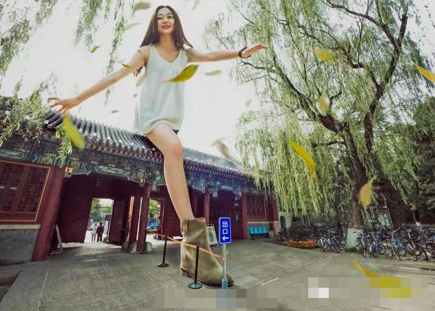 大學畢業爭拍創意照 北大女生化身巨人