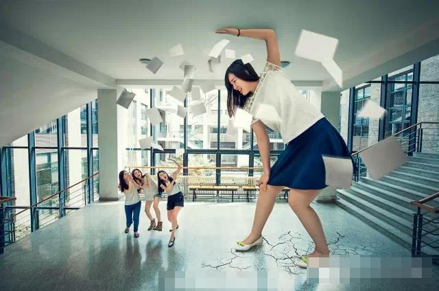 大學畢業爭拍創意照 北大女生化身巨人