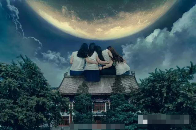 大學畢業爭拍創意照 北大女生化身巨人