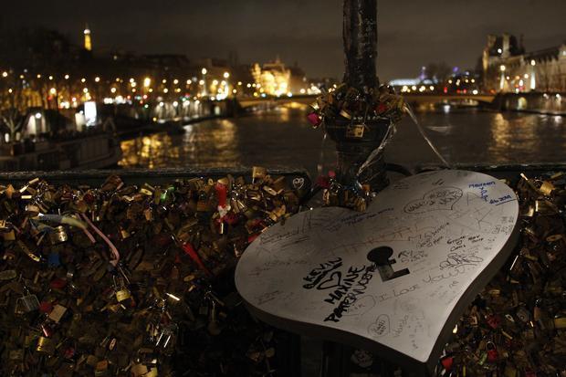巴黎拆除藝術橋10萬把“愛情鎖” 巴黎拆除藝術橋10萬把“愛情鎖”