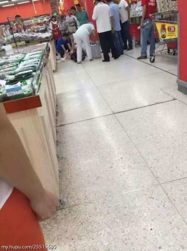 廣東:女店員舉報小偷慘遭割喉現場 廣東:女店員舉報小偷慘遭割喉現場