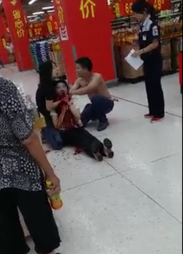 廣東:女店員舉報小偷慘遭割喉現場 廣東:女店員舉報小偷慘遭割喉現場