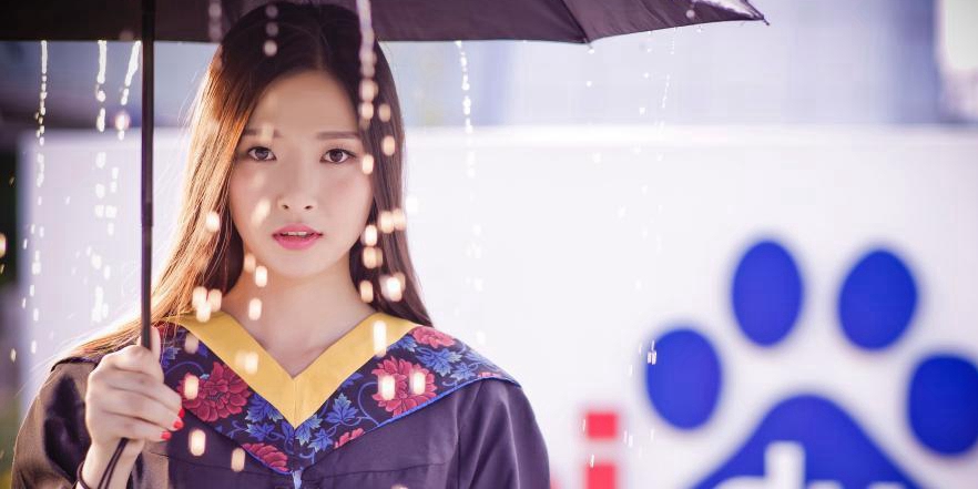 新“度娘”拍攝學士服照片