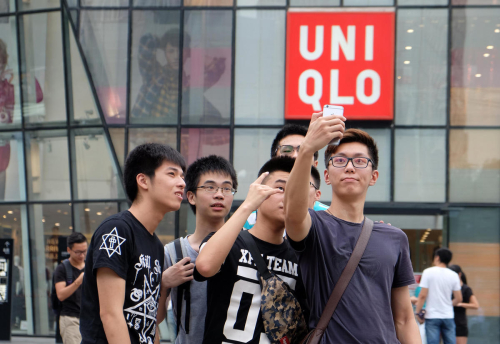 北京市民三里屯優衣庫扎堆拍照 北京市民三里屯優衣庫扎堆拍照