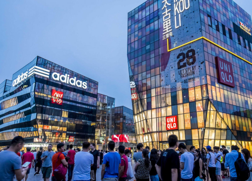 北京市民三里屯優衣庫扎堆拍照 北京市民三里屯優衣庫扎堆拍照