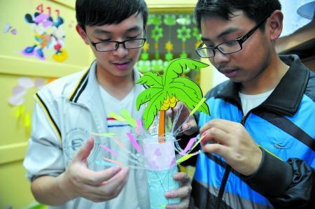 男生正把廢舊物做成裝飾品，裝扮女生寢室