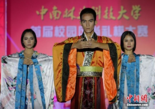 ?；ㄐ２萃_示范中華禮儀 展現(xiàn)漢服風采