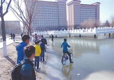 南方的孩子不理解北方的寒冷，這冰厚得，嚇尿了！ @顏遠鋒