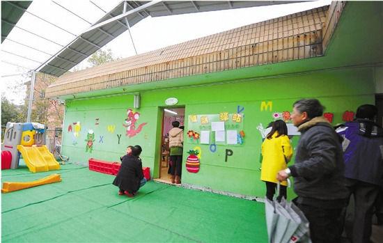 因為怕裝修后的氣味影響孩子的健康，包括小葉在內，很多家長找到園方，要求換教室.