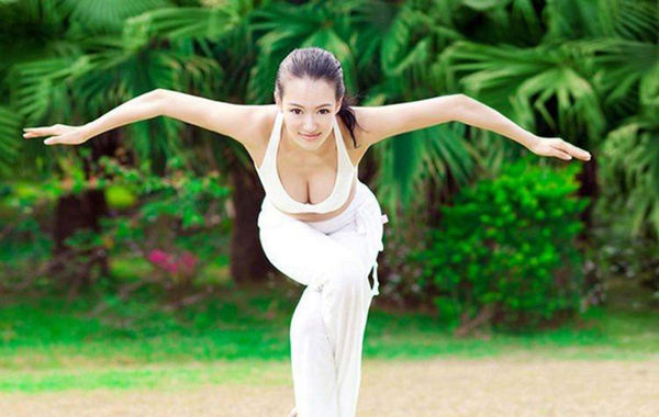 　圖為瑜伽教母性感寫(xiě)真。