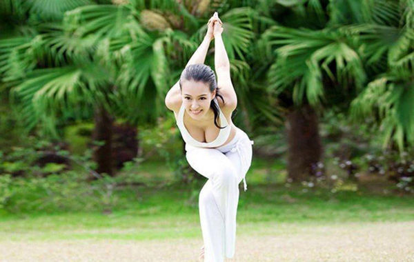 圖為瑜伽教母性感寫(xiě)真。