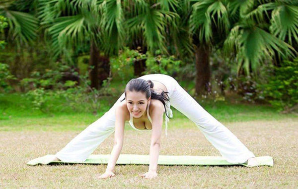 圖為瑜伽教母性感寫(xiě)真。