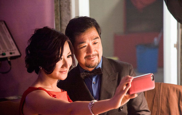 在主持晚會期間，張國立還與同場的女主持自拍合影。