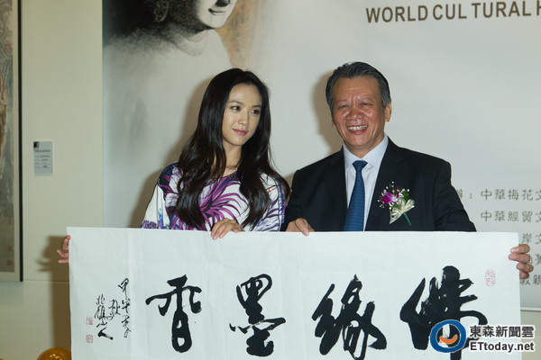 湯唯出席父親湯余銘的“世界文化遺產繪畫展”站臺