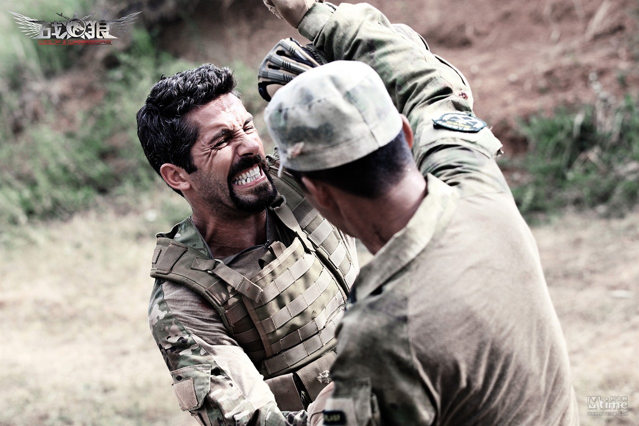 《戰狼》曝純爺們終極海報