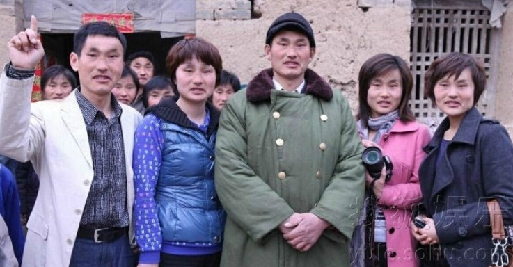 “大衣哥”朱之文曝全家福 “大衣哥”朱之文曝全家福