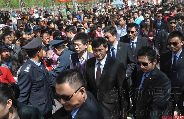 “大衣哥”朱之文曝全家福 “大衣哥”朱之文曝全家福