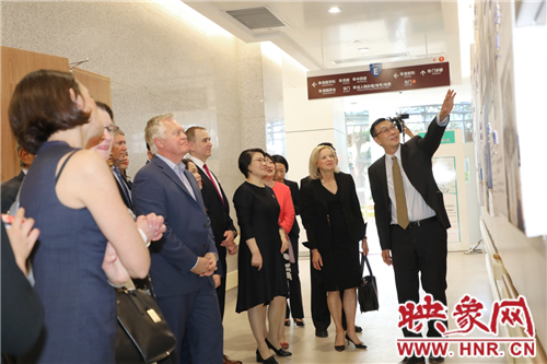 布萊根和婦女醫院院長Elizabeth Nabel帶領專家團隊參觀醫院 布萊根和婦女醫院院長Elizabeth Nabel帶領專家團隊參觀醫院