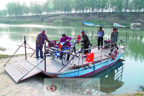 18年來(lái)，盛衛(wèi)川堅(jiān)持每日如此，為河兩岸的人擺渡。