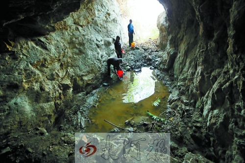 村民說(shuō)以前這里的水很深，現(xiàn)在也就剩這么一點(diǎn)兒了。