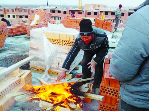 在俄羅斯工地打工時，因為天太冷，工人不得不在工地生火取暖。（圖由方先生提供）