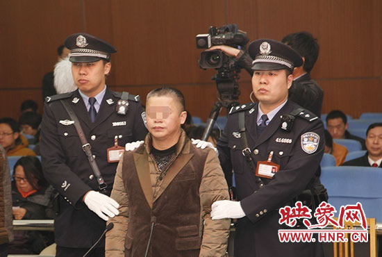 被告人被法警帶上法庭時(shí)，身上沒有戒具，也沒有剃光頭。（圖片來源于微博@豫法陽光）