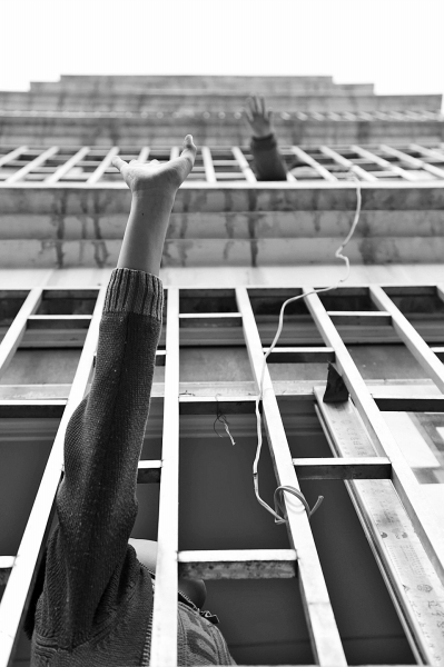 聽到聲音小哥倆就在窗戶邊集合，不聚不散。