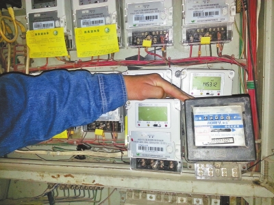 　跟智能電表（左）相比，老式機械電表（右）就像個“老古董”。
