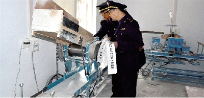 鄭州無證面條作坊被查封 老板深夜撕掉封條繼續干 鄭州無證面條作坊被查封 老板深夜撕掉封條繼續干