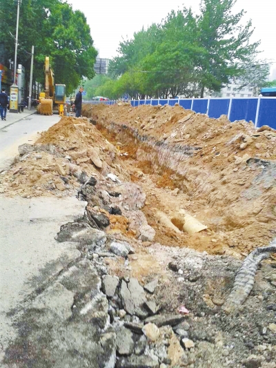 文化路大修改造工程,目前西半幅圍擋已基本鋪設到位。 文化路大修改造工程,目前西半幅圍擋已基本鋪設到位。