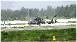 我軍戰機首次在鄭州-民權高速公路成功試飛 我軍戰機首次在鄭州-民權高速公路成功試飛